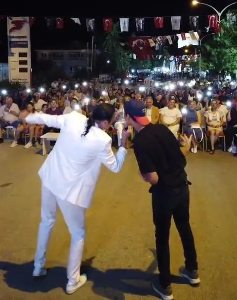 Konser alanında duygu dolu anlar: Sanatçı Efe Güngör engelli hayranını sahneye taşıdı