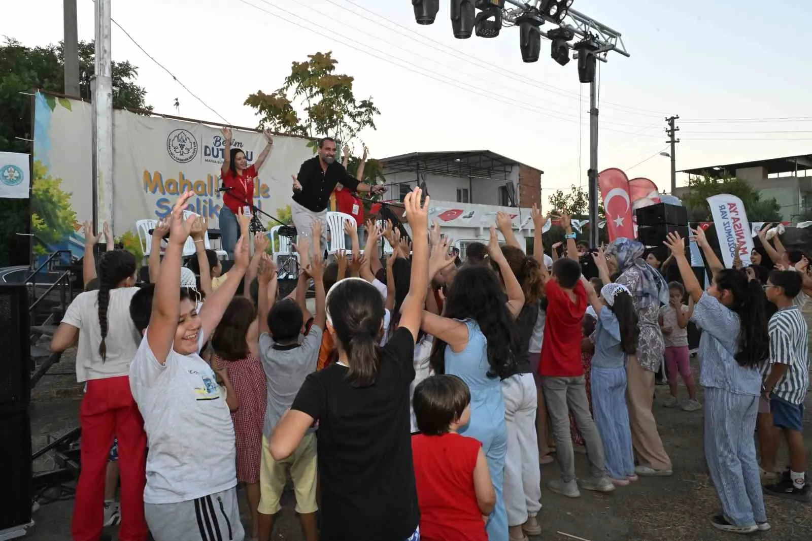 Manisa'da sokaklar şenlik alanına dönüştü: Komşuluk bağları yeniden güçleniyor