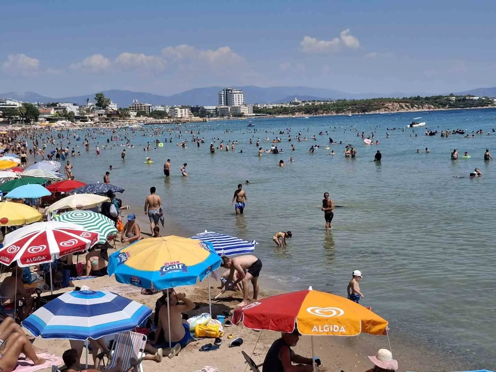 Didim'de yaz bitmiyor: Altınkum'da iğne atsan yere düşmüyor