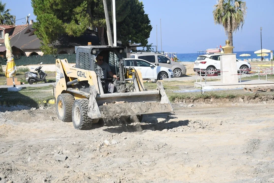 Kuşadası’nda Karaova’nın yeni çehresi: Atatürk Bulvarı’nda 12 bin metrekarelik kilit parke dönemi