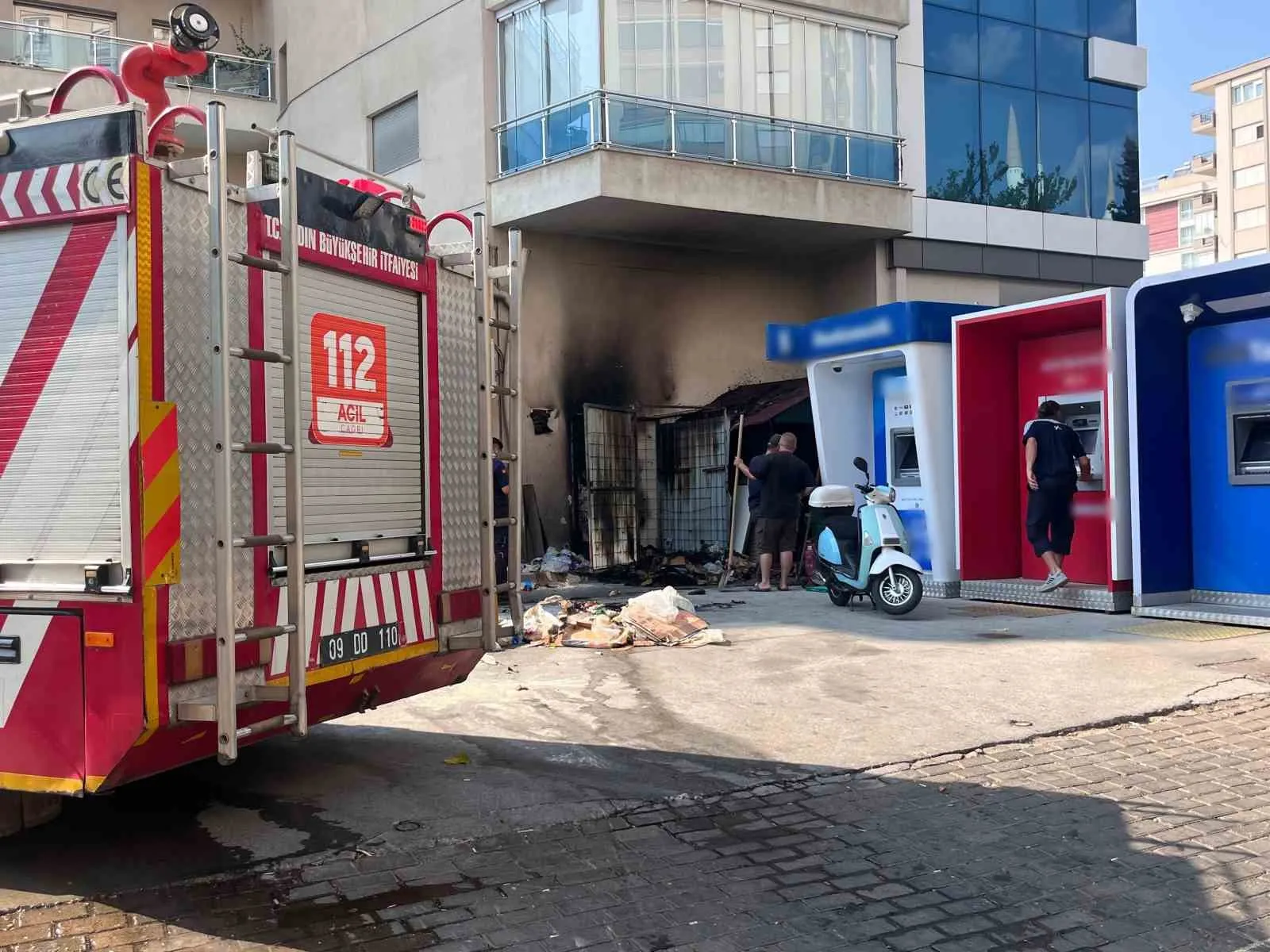 Kaynak kıvılcımları paniğe yol açtı: Geri dönüşüm kutusu alevlere teslim oldu