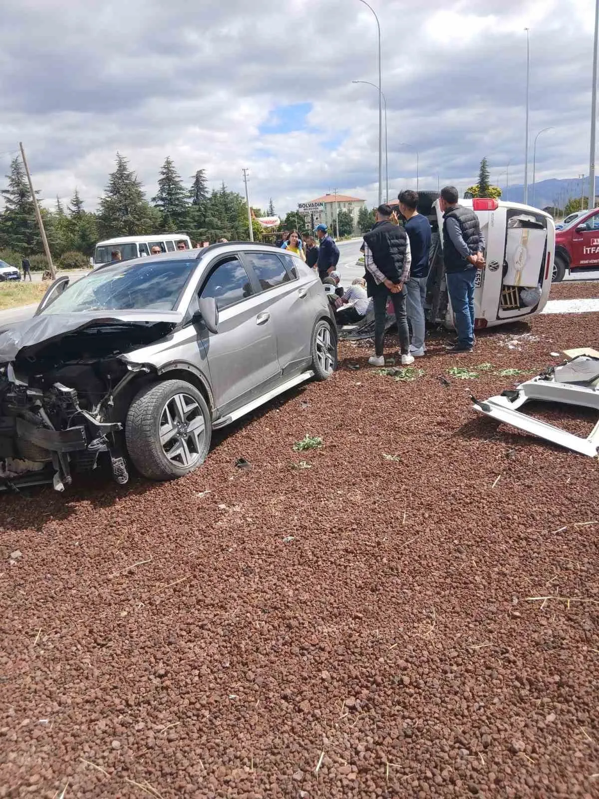 Bolvadin'de Kavşakta Çarpışan İki Otomobilde 7 Yaralı