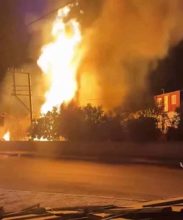 Manisa'da korkutan fabrika yangını: Ekipler alevlerle iki saat savaştı