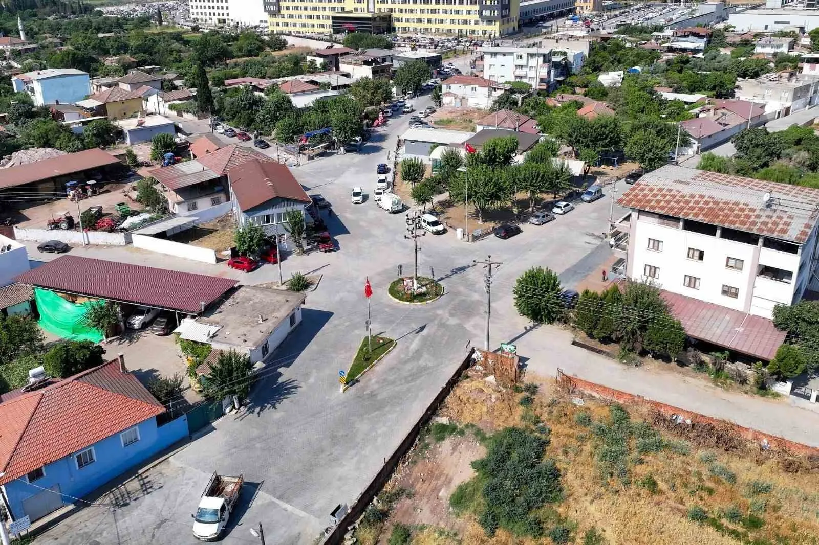 Efeler'de ulaşım seferberliği: Binlerce metrekarelik alan yenilendi