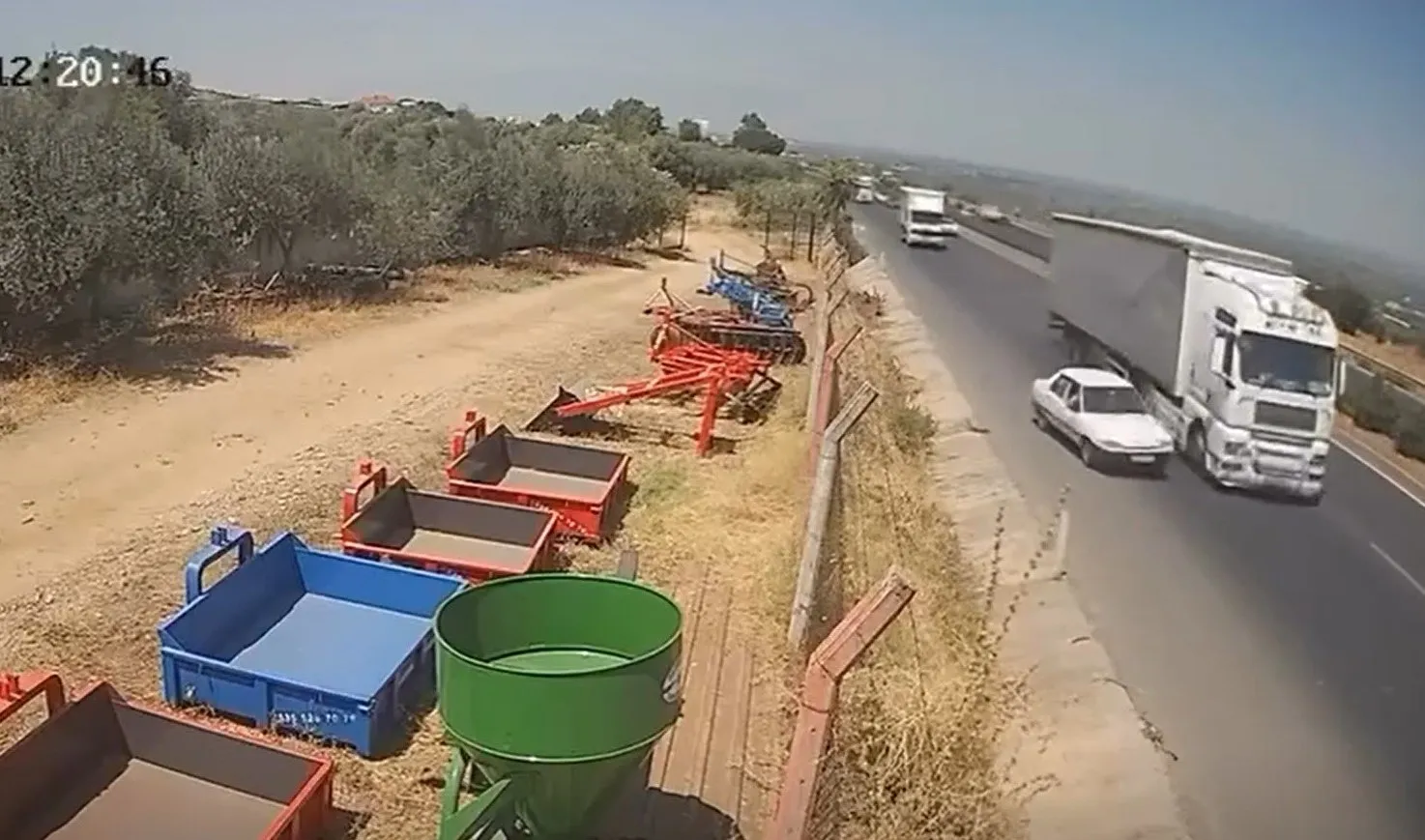 Manisa'da dehşet anları kamerada: Tırın sıkıştırdığı otomobil savruldu
