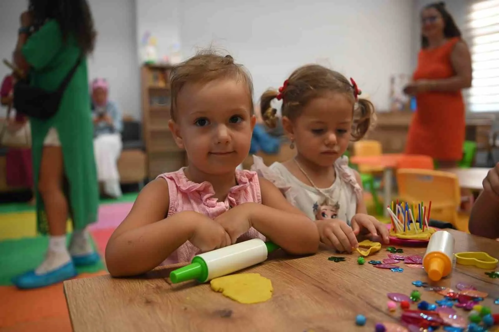 Kuşadası’nda minik mezunlar sahnede: Eğitim yolculuğunun ilk adımı coşkuyla kutlandı