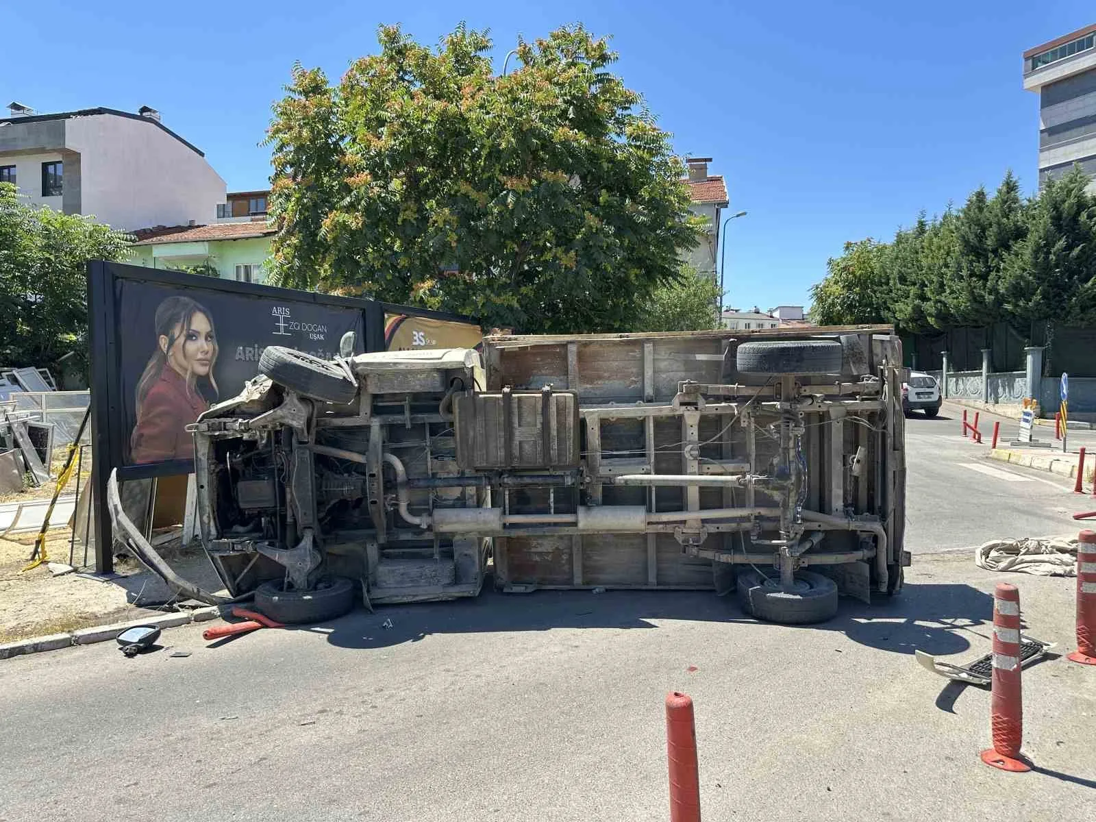 Uşak’ta trafik dehşeti: Kamyonet devrildi, 4 kişi hastanelik oldu