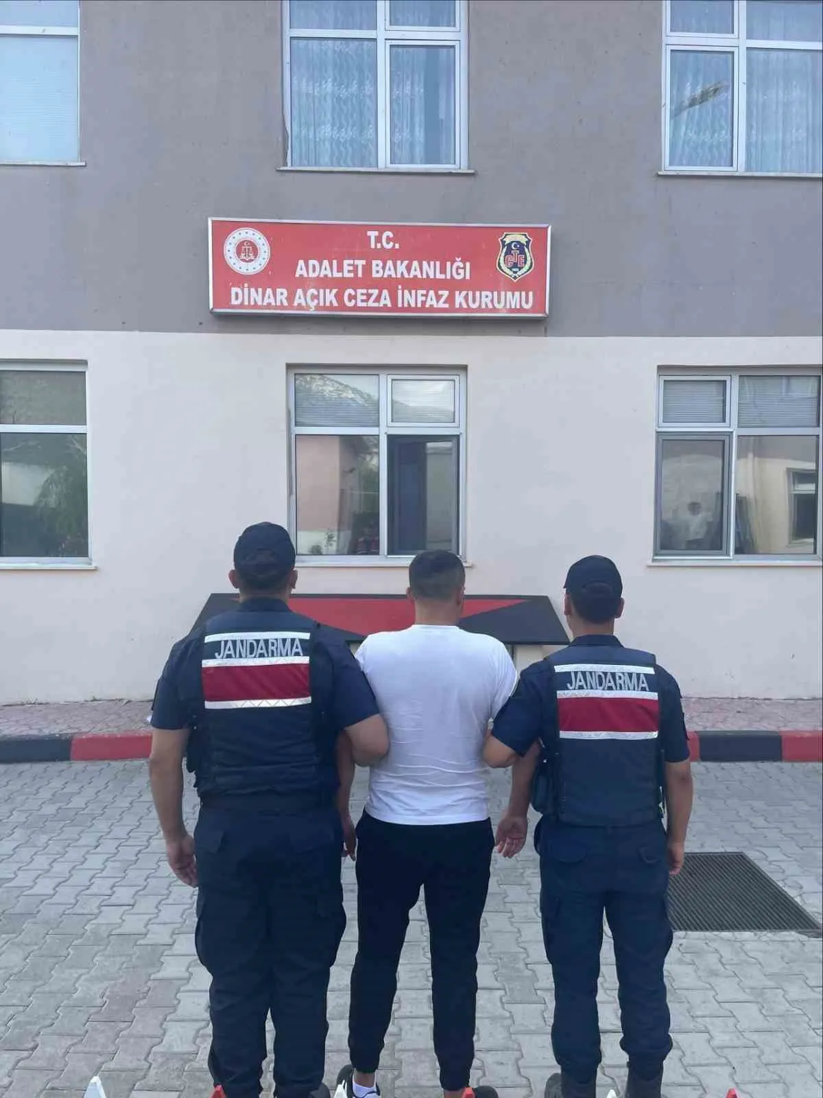 Afyonkarahisar'da huzur operasyonu: 24 şüpheli kıskıvrak yakalandı