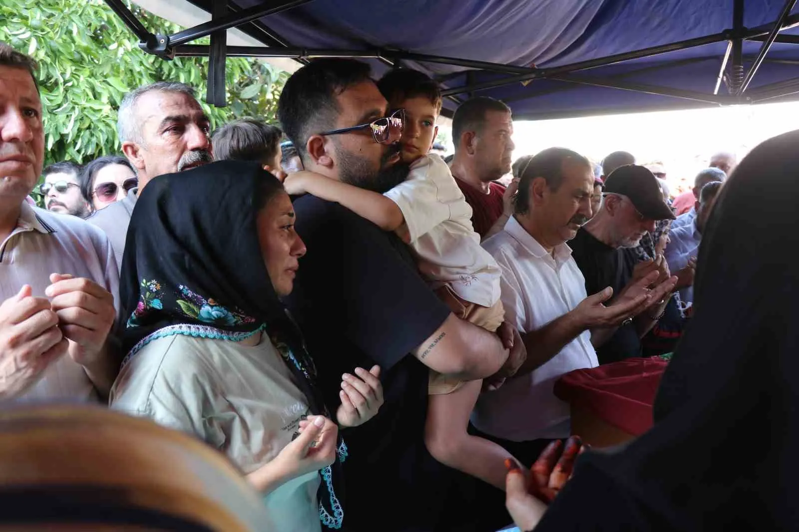 Kundağı Mezar Taşına Sarıldı: Anne Gamze ile Bebek Güney’in Acı Veda Günü