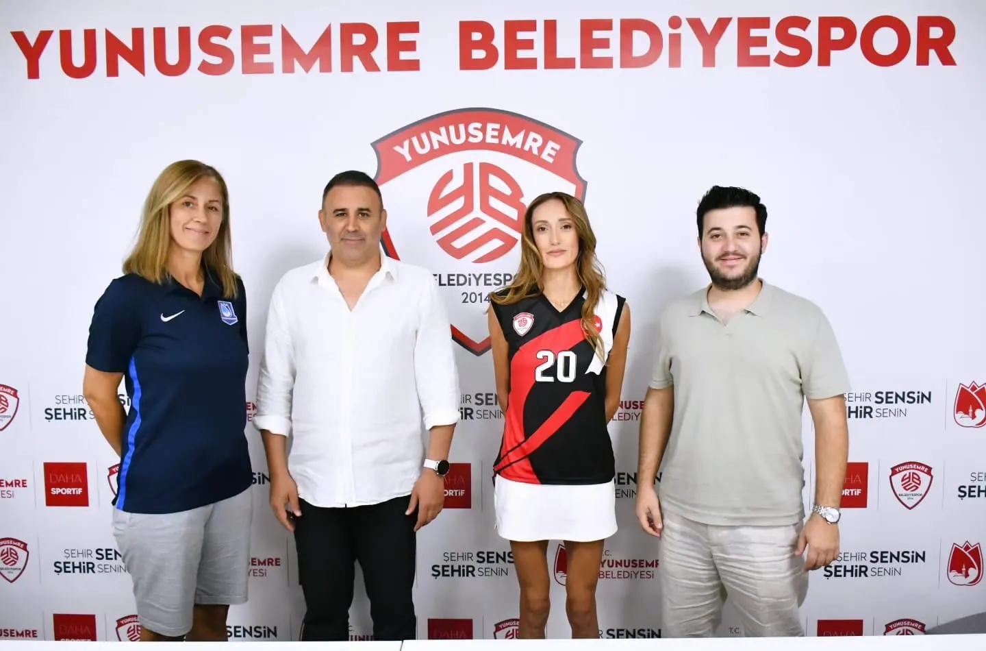 Manisa’nın gururu Yunusemre’ye imza attı: Şampiyon smaçör yuvaya döndü