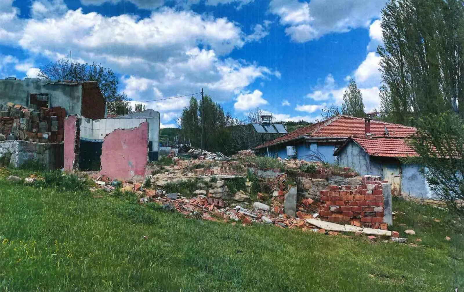 Uşak’ta tehlike saçan yapılar bir bir temizleniyor