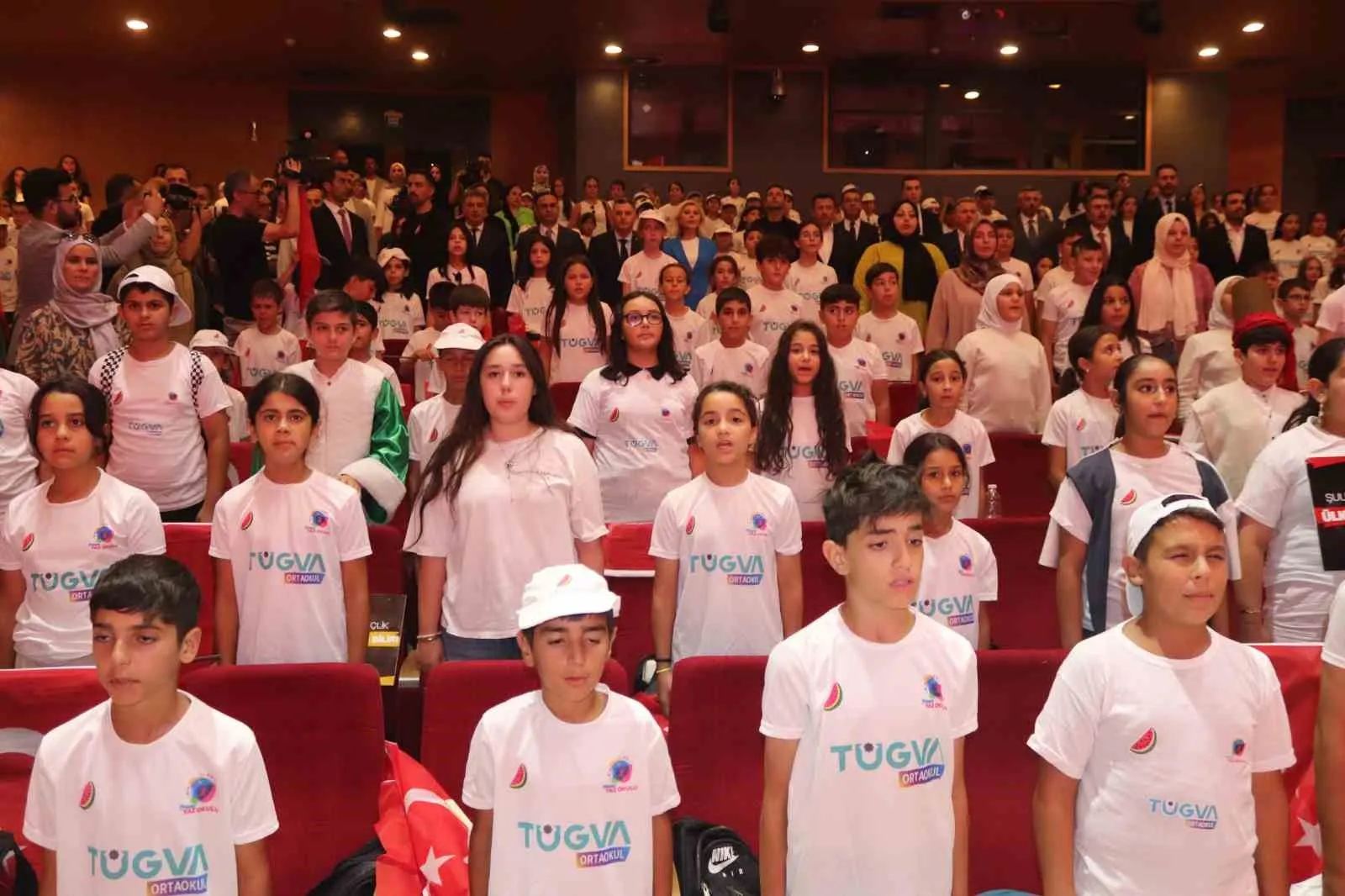 Bakan Tekin’den gençlere ezber bozan tavsiye: Mahalle baskısını değil, yeteneğinizi dinleyin