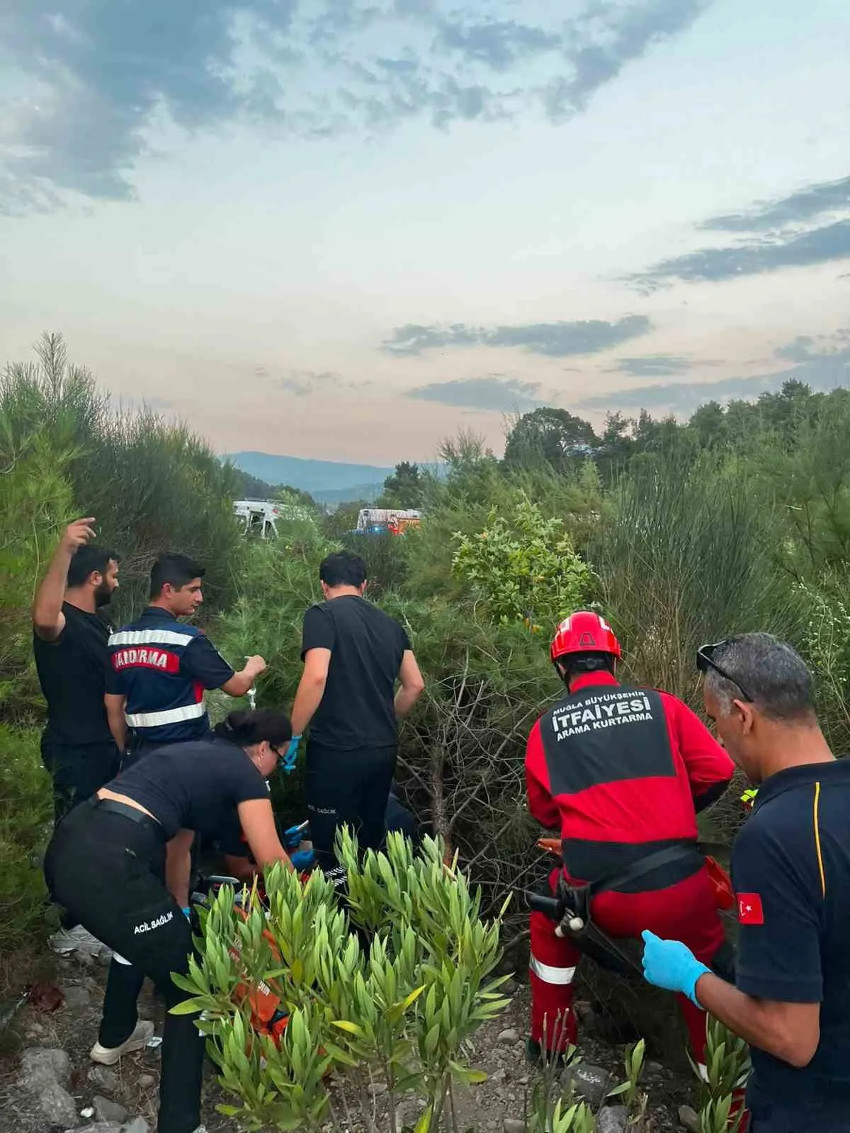 Muğla-Denizli yolunda can pazarı: Şarampole devrilen araçta 4 kişi yaralandı