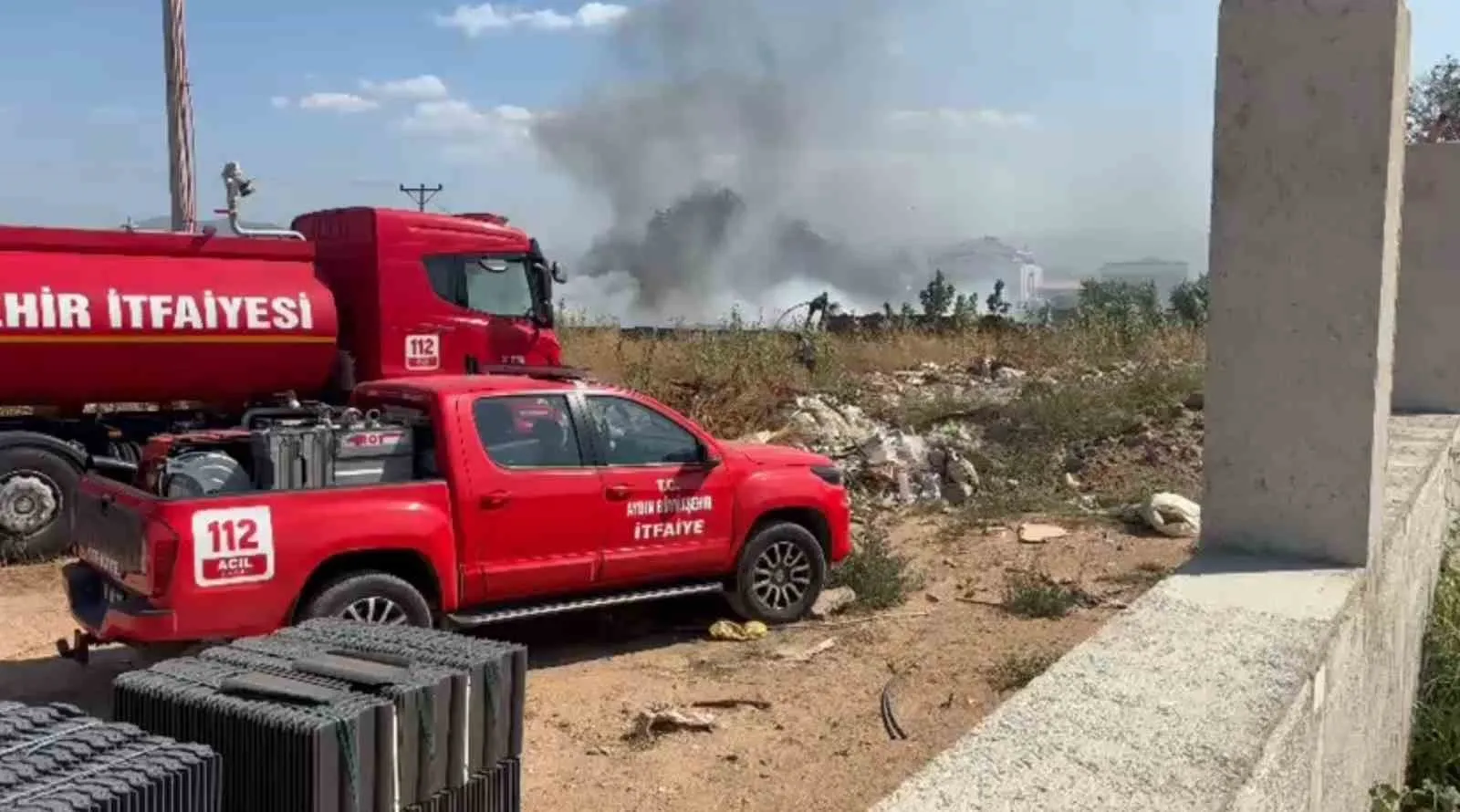 Efeler’de Zeytinlikte Alev Alarmı: Rüzgar Yangını Büyüttü, Ekipler Evler İçin Seferber Oldu