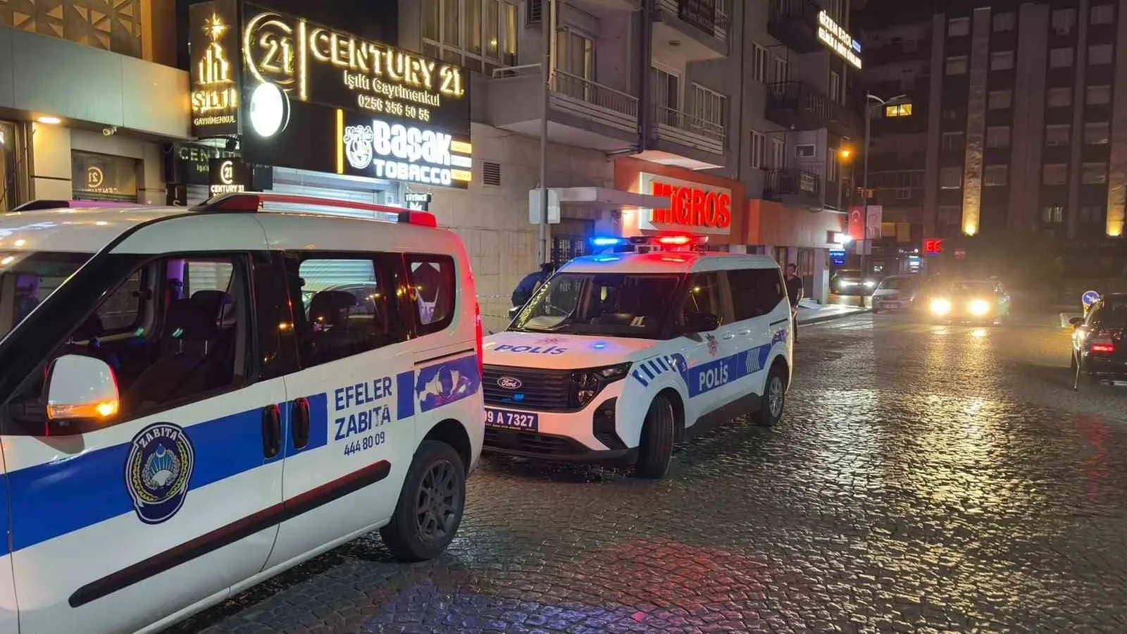 Aydın'da korku dolu anlar: Yürürken üzerine beton yağdı