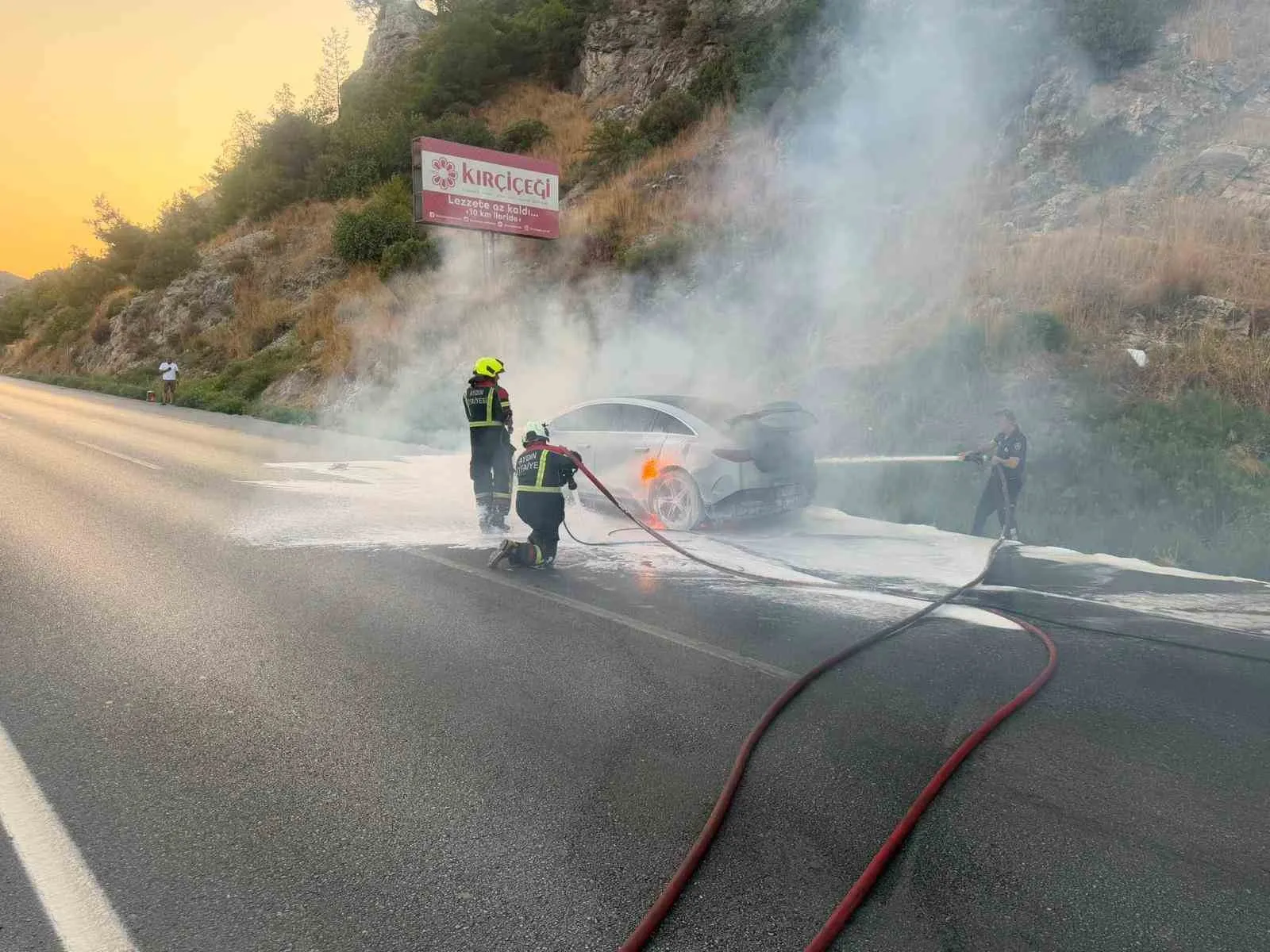 Söke’de 8 Milyonluk Lüks Elektrikli Araç Alevlere Teslim Oldu