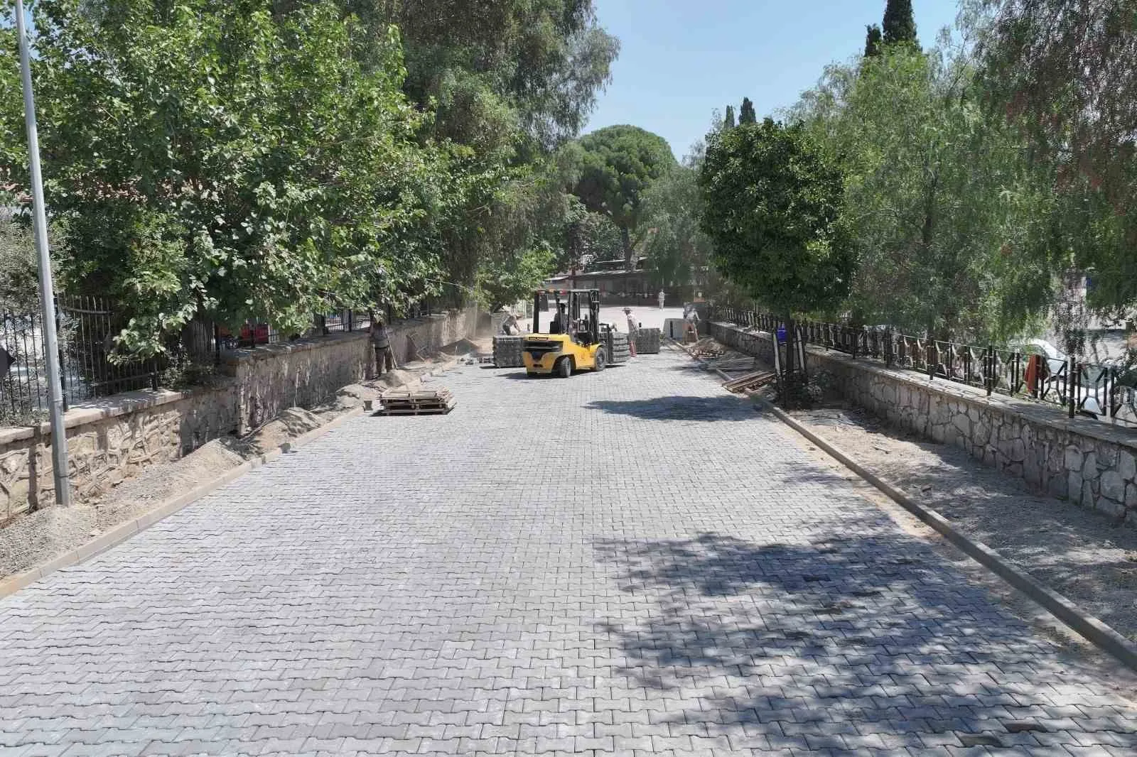 Efeler'de ulaşım seferberliği: Binlerce metrekarelik alan yenilendi
