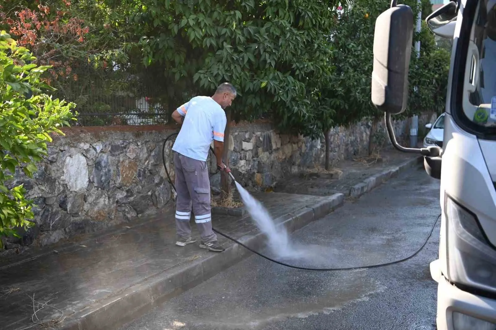 Kuşadası sokaklarında bahar temizliği: Ekipler sahaya indi