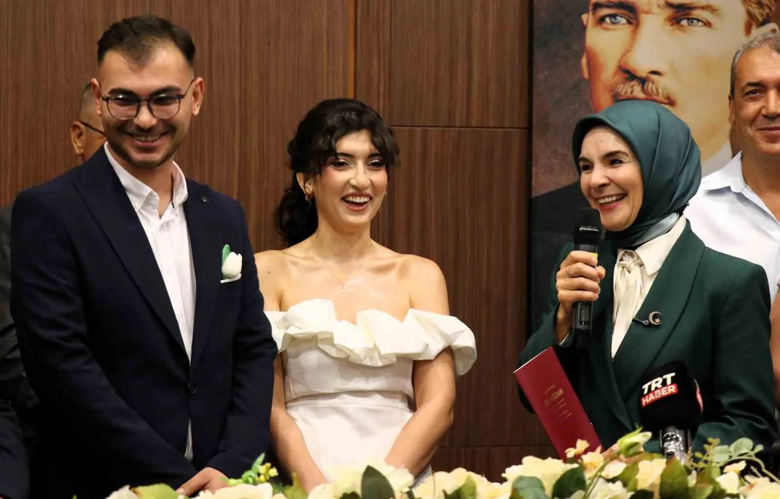 Bakan Göktaş'tan genç çifte çifte mutluluk: Hem nikah şahidi oldu hem de devletin desteğini hatırlattı