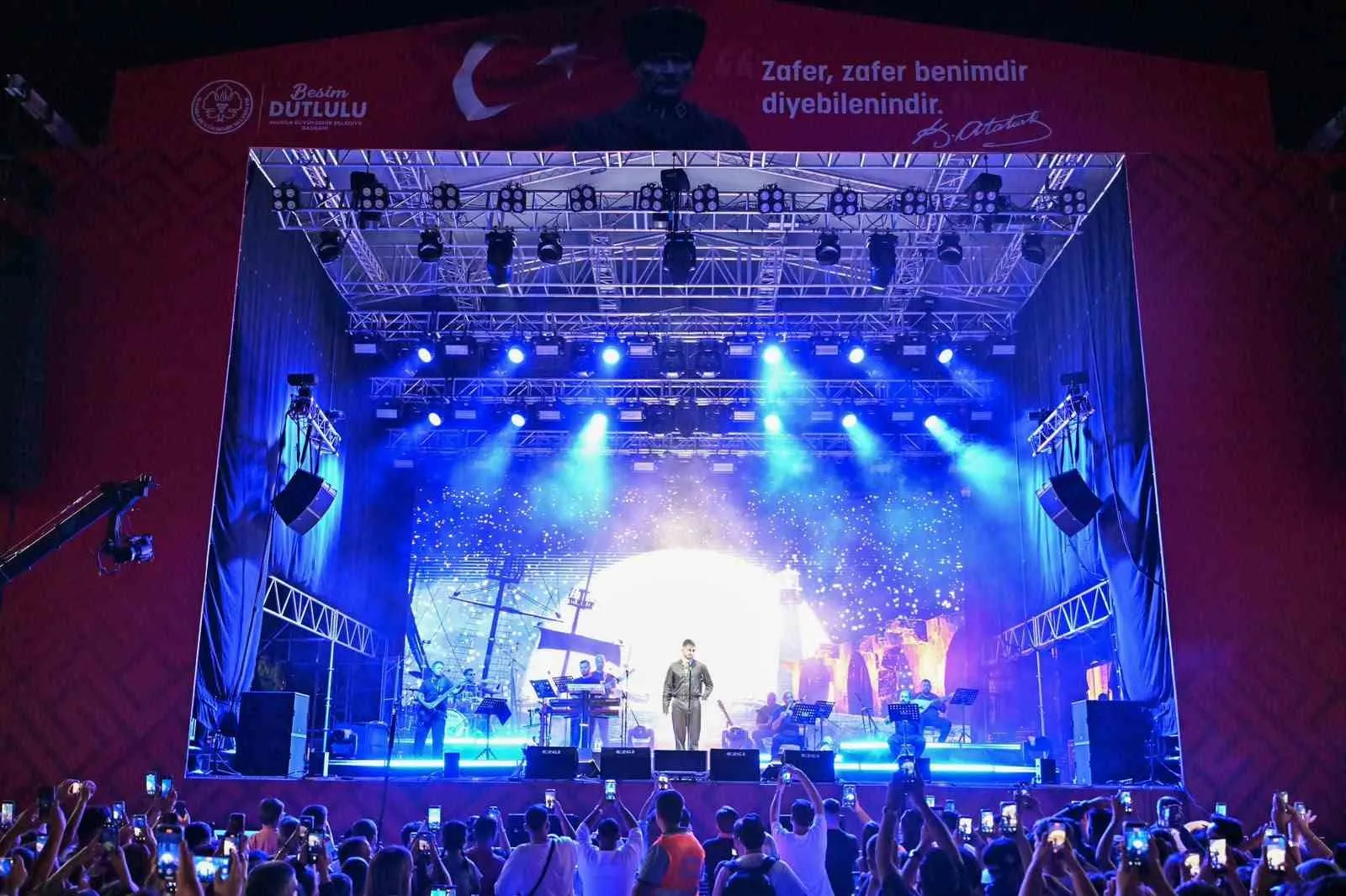 Manisa’da 8 Eylül gururu: Meydanlar Semicenk’in şarkılarıyla yankılandı
