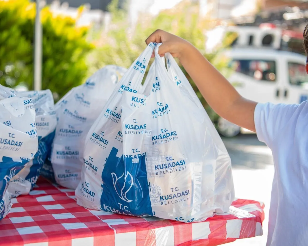 Kuşadası'nda minik öğrencilere beslenme desteği: 1400 aileye nefes aldıracak proje başladı