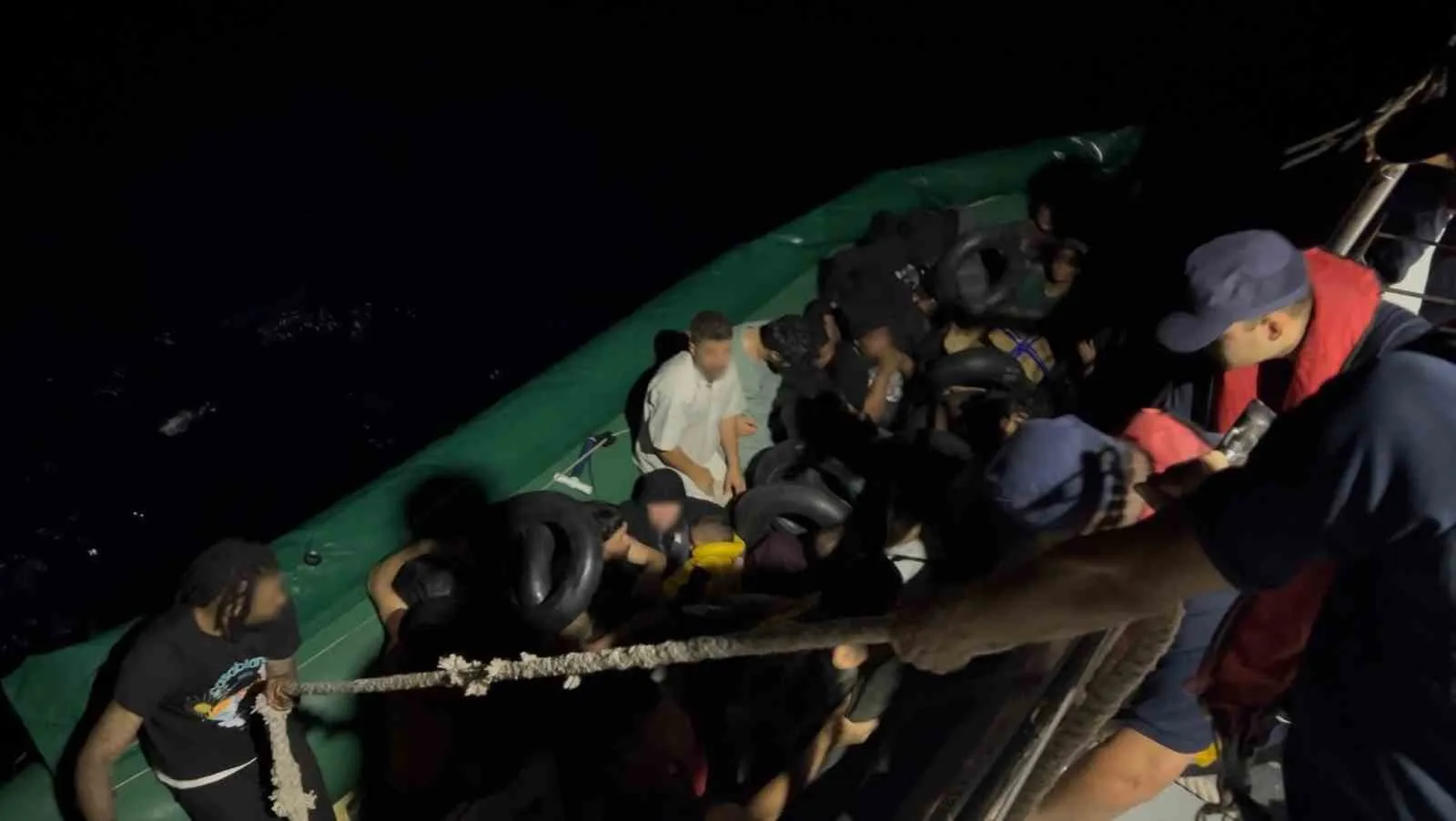 Ege'de nefes kesen operasyon: 76 göçmen için seferberlik
