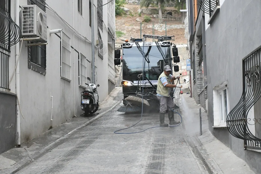 Turizm cennetinde 7/24 mesai: Kuşadası tertemiz bir çehreye kavuşuyor