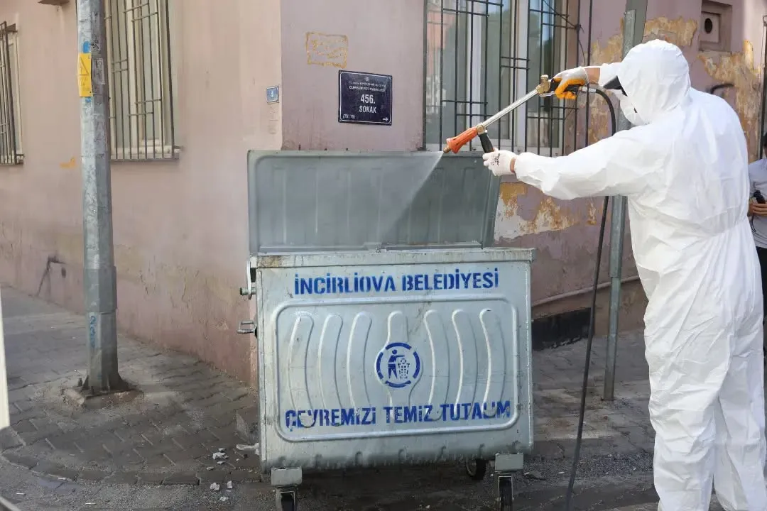 İncirliova’da sinek istilasına karşı önleyici kalkan: Konteynerler ilaçlanıyor