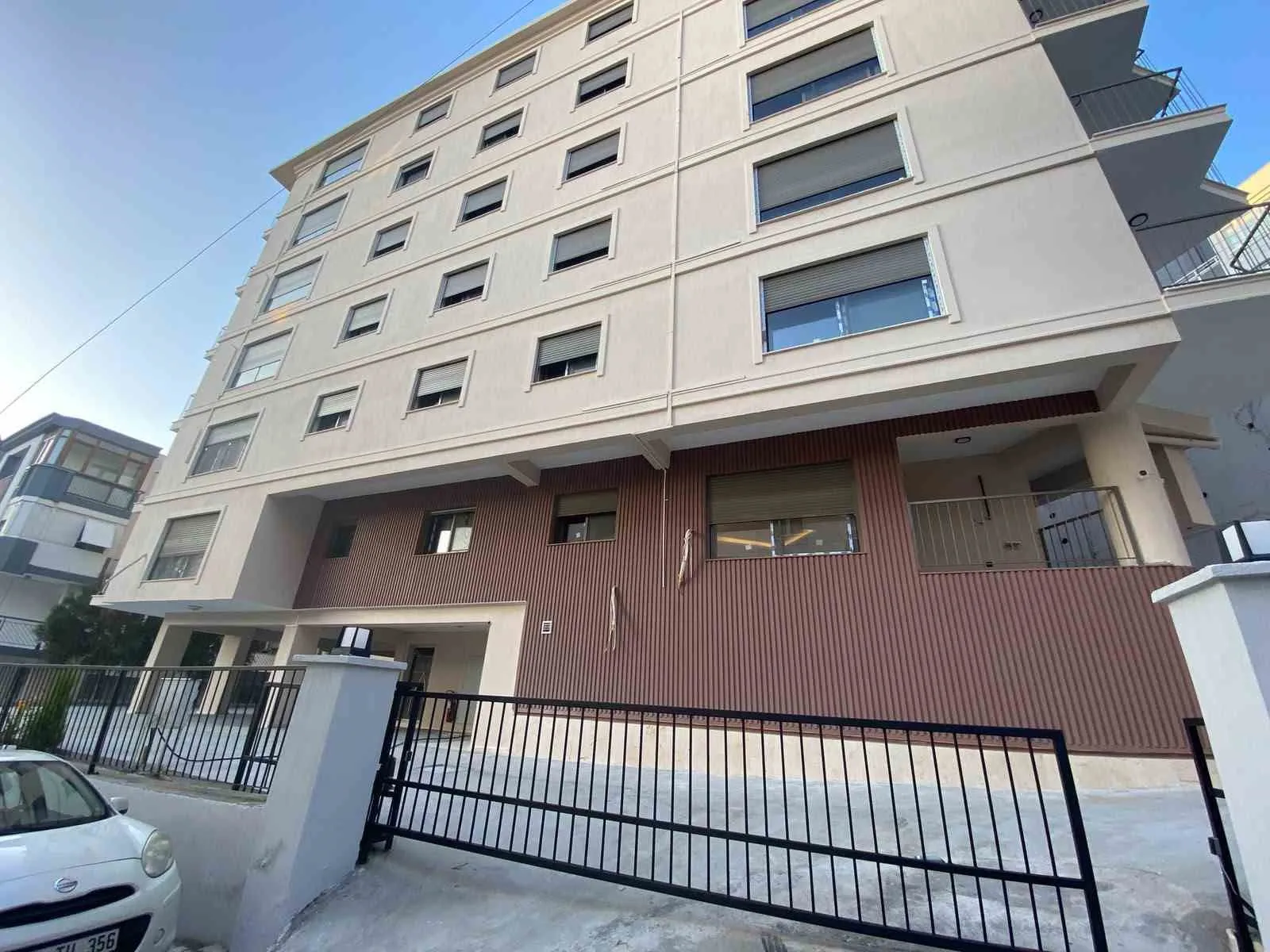 İzmir'de kentsel dönüşüm kabusu: Müteahhitin 'Kibar Feyzo' taktiği ev sahiplerini isyan ettirdi