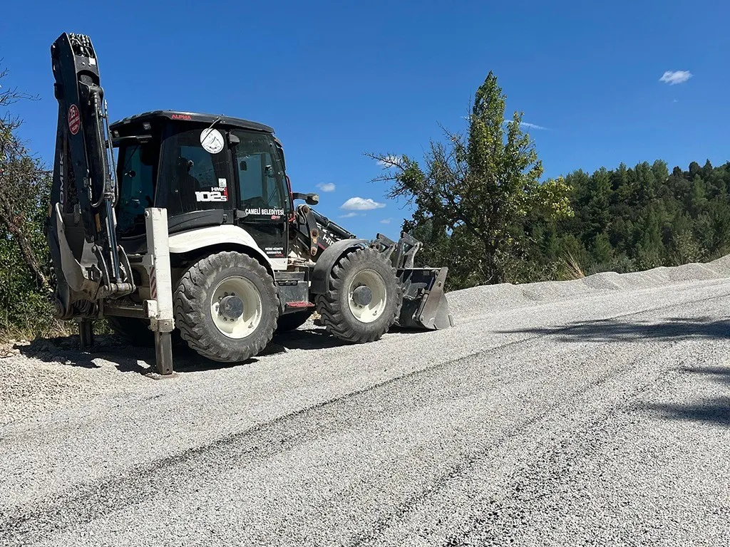 Çameli’de ulaşım seferberliği: Emecik’in yolları yenilendi