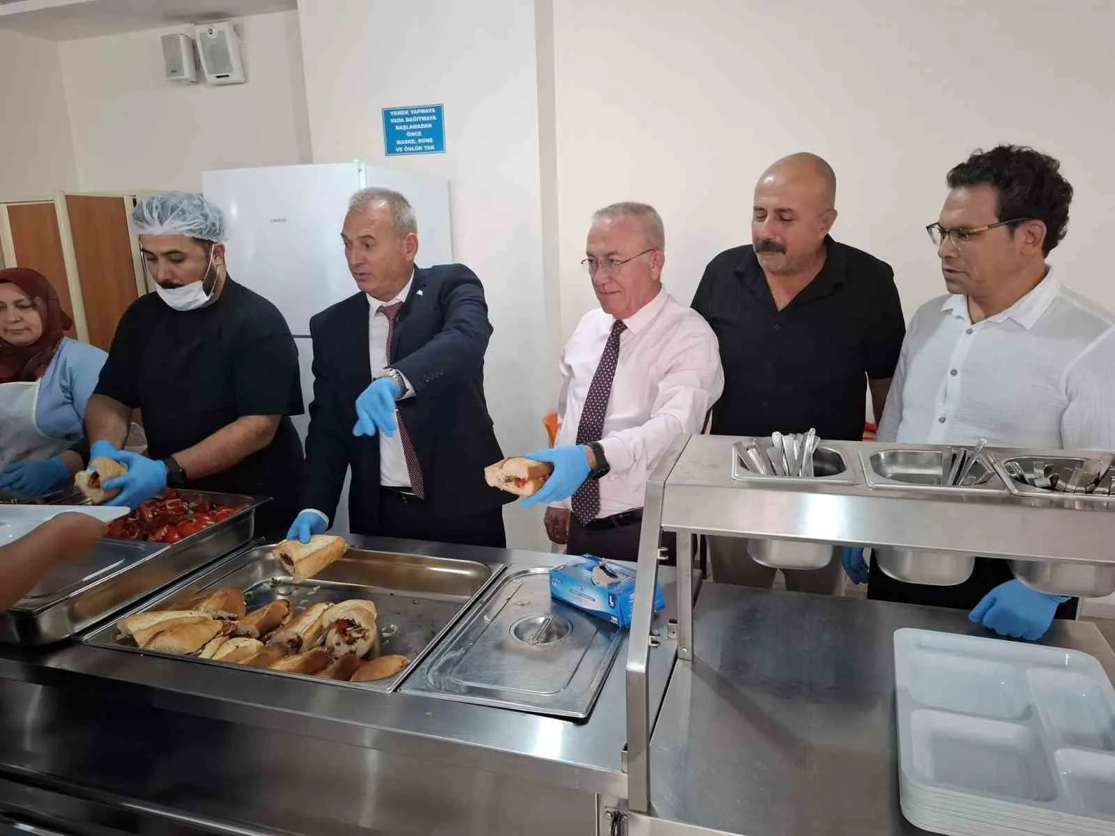 Müdürden öğrencilere sıcak dokunuş: Kepçeyi eline aldı, akşam yemeğinde servis yaptı