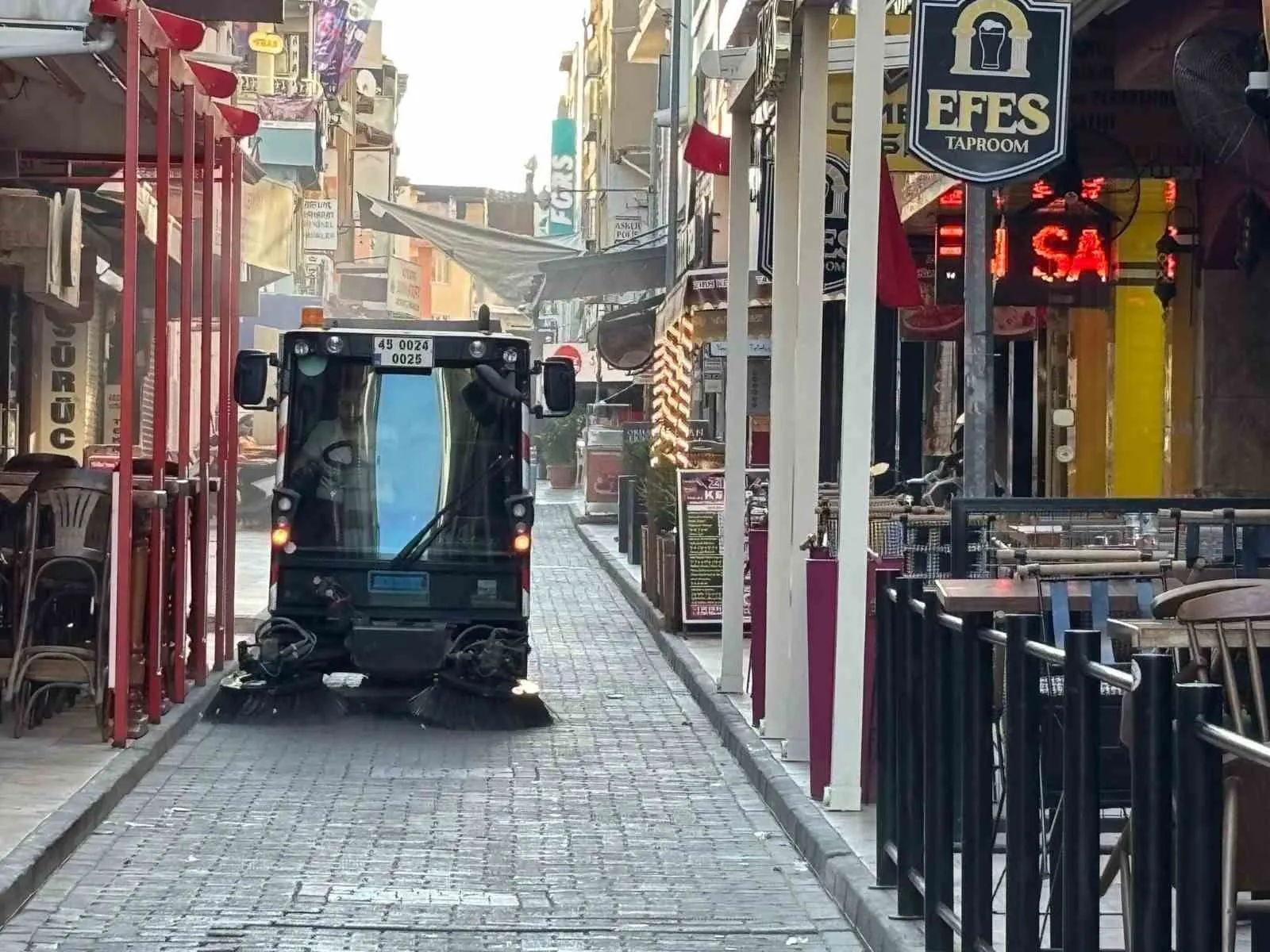 Efeler’de Sabah Mesaisi: Hasanefendi’de Sokaklar Güne Tertemiz Başladı