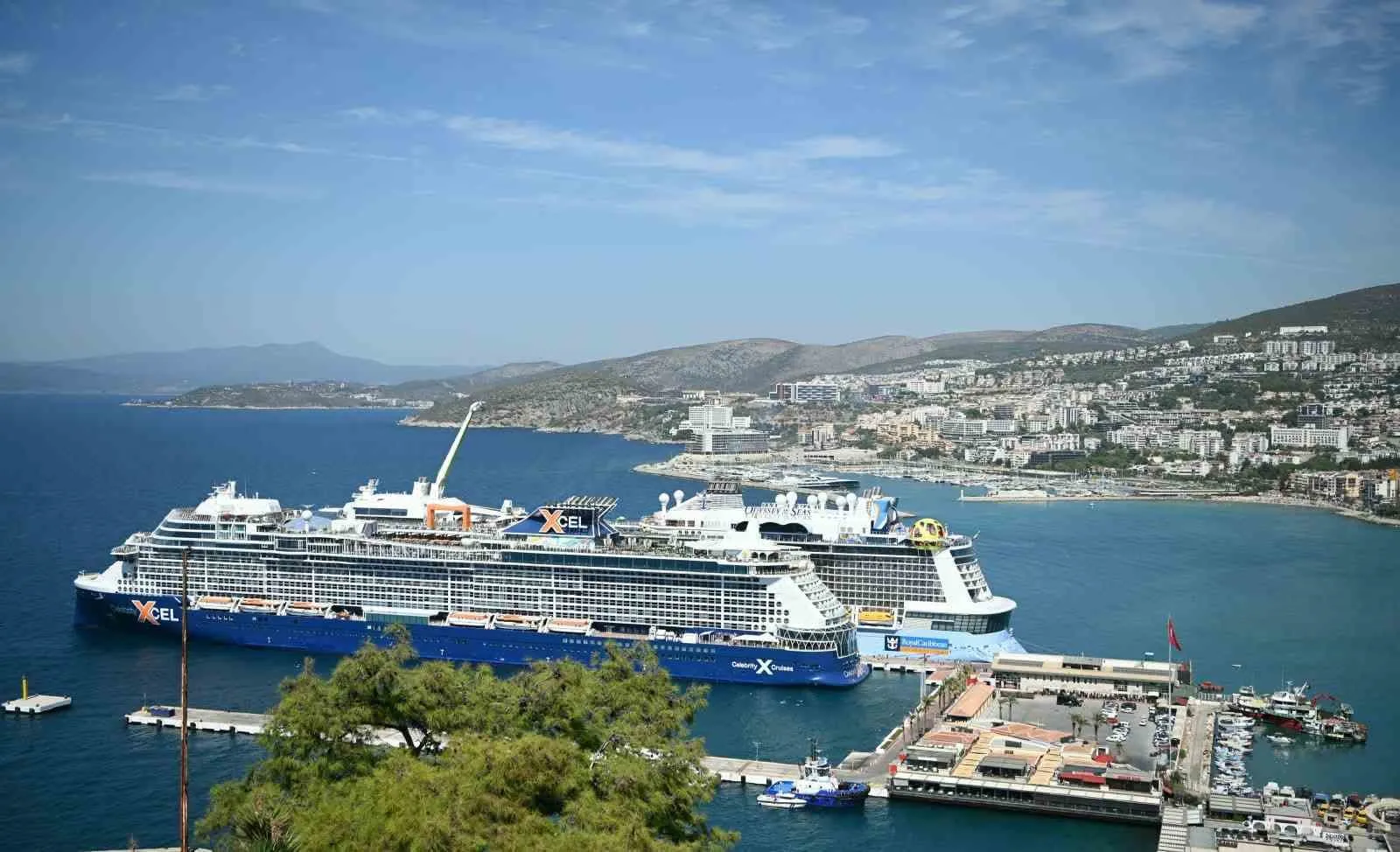 Kuşadası limanına dev gemilerle çıkarma: 8 bine yakın turist çarşıyı hareketlendirdi