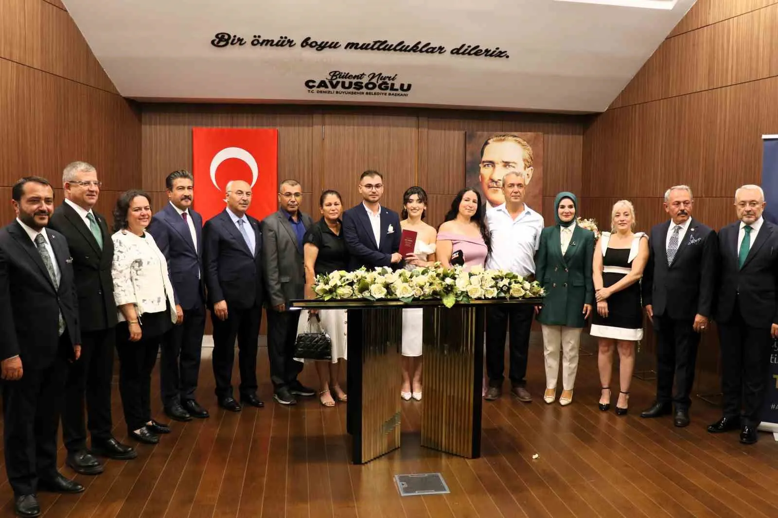 Bakan Göktaş'tan genç çifte çifte mutluluk: Hem nikah şahidi oldu hem de devletin desteğini hatırlattı