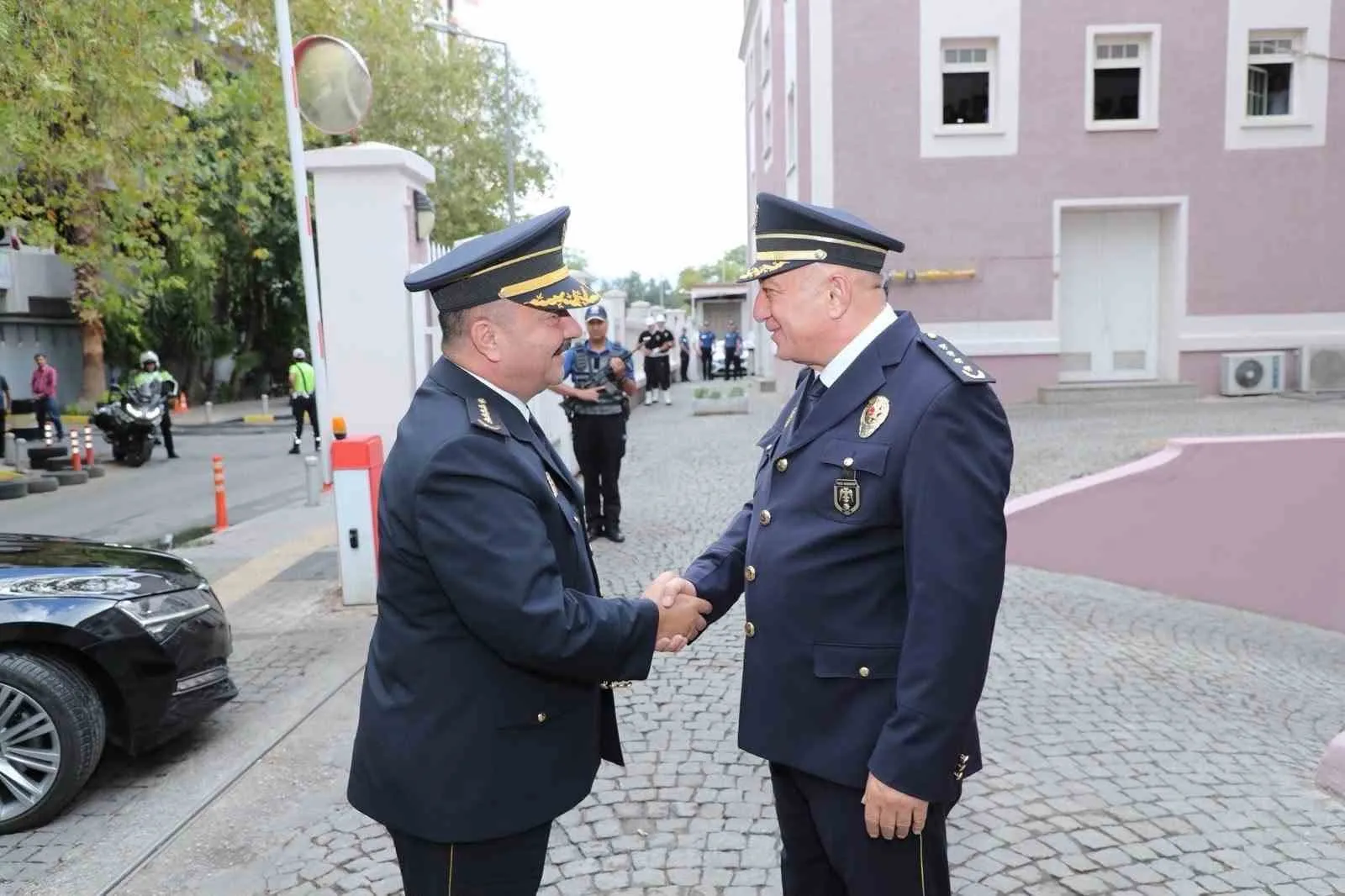 İzmir Emniyetinde bayrak değişimi: Yeni müdür koltuğuna oturdu