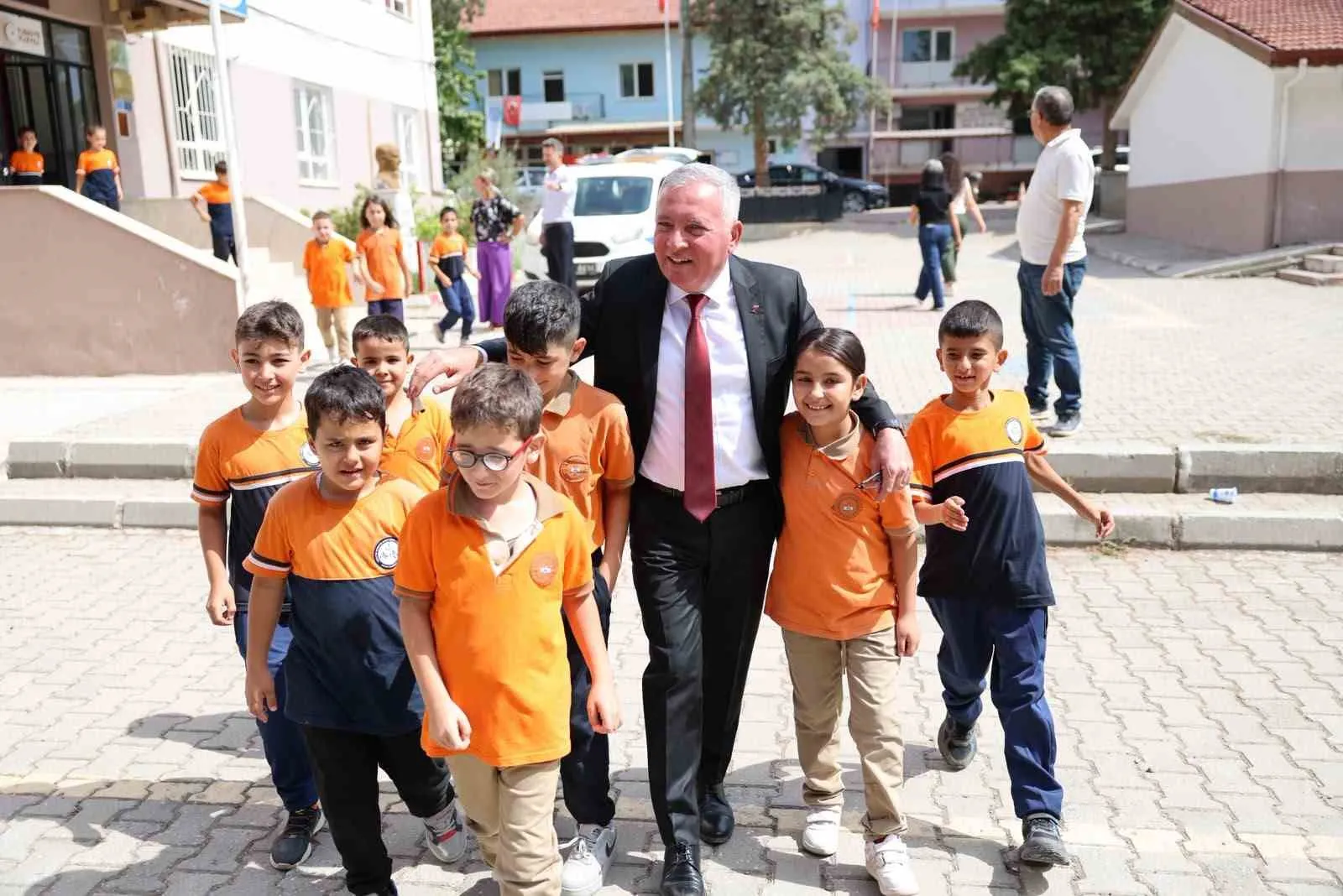 Honazlı miniklerin okul sevincine Başkan Kepenek dokunuşu