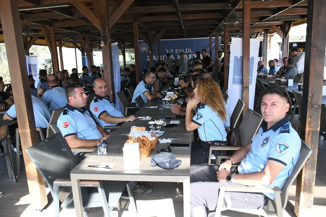 Kuşadası'nın görünmez kahramanları 200 yaşında: Belediye'den zabıta ekibine moral kahvaltısı