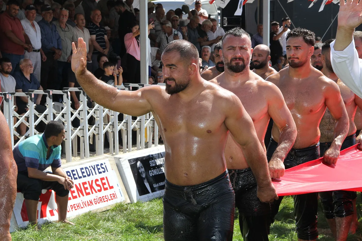 Kula Er Meydanı'nda altın kemer heyecanı: Başpehlivanlık kürsüsünün yeni sahibi belli oldu