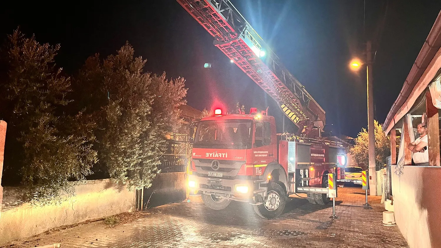 Kula’da gece yarısı korkutan yangın: Alevler mahalleyi ayağa kaldırdı
