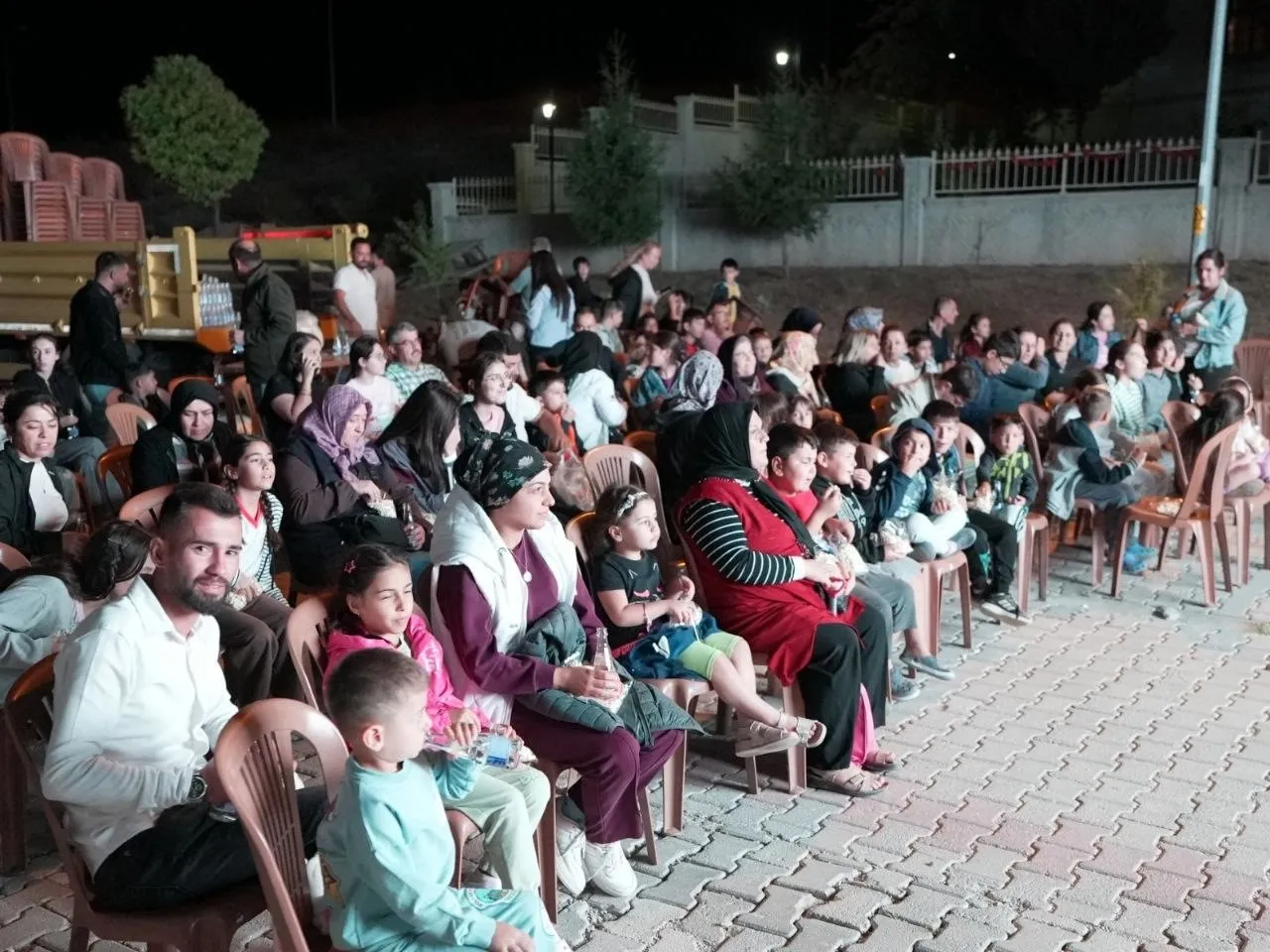 Denizli’de yıldızların altında sinema keyfi: Mahalleli beyaz perde etrafında kenetlendi