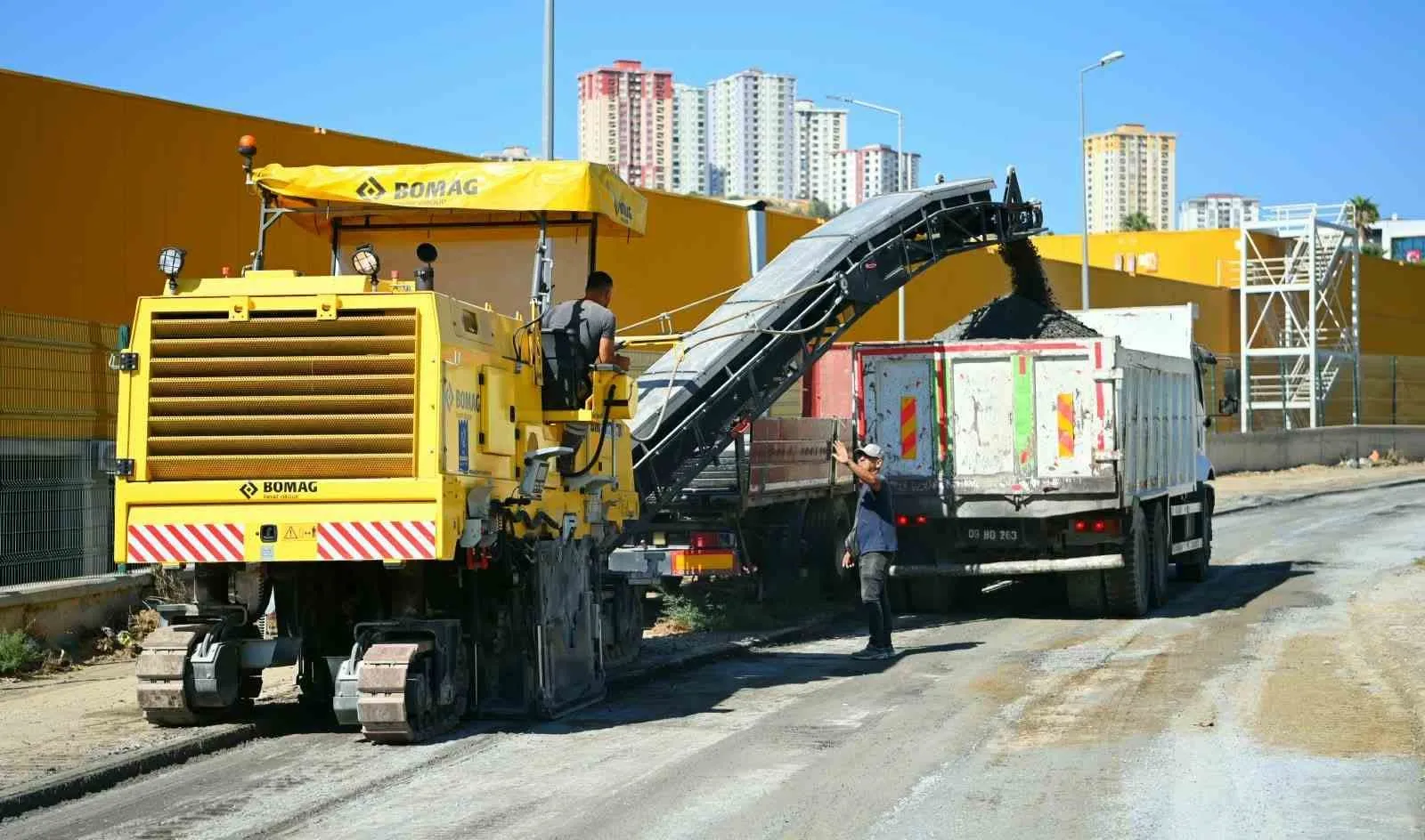 Kuşadası’nda ulaşım seferberliği: Değirmendere’de asfalt yenileme mesaisi