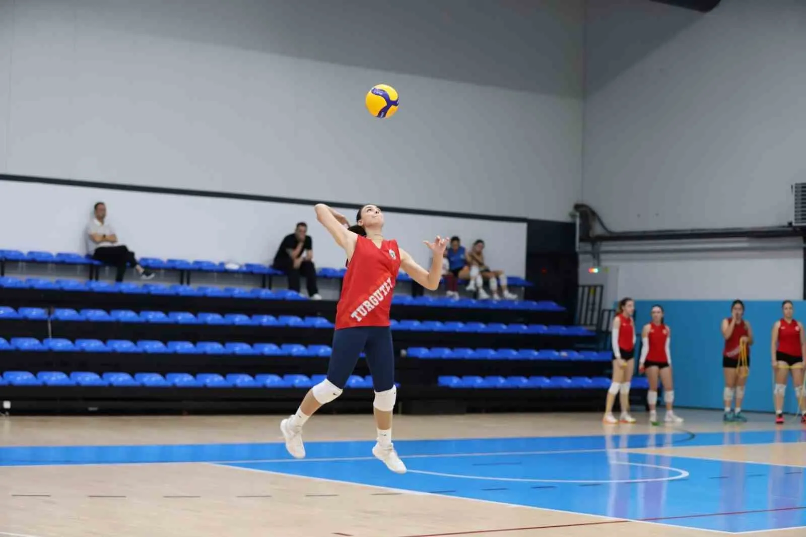 Turgutlu'nun filedeki sultanları sezona galibiyet parolasıyla giriyor
