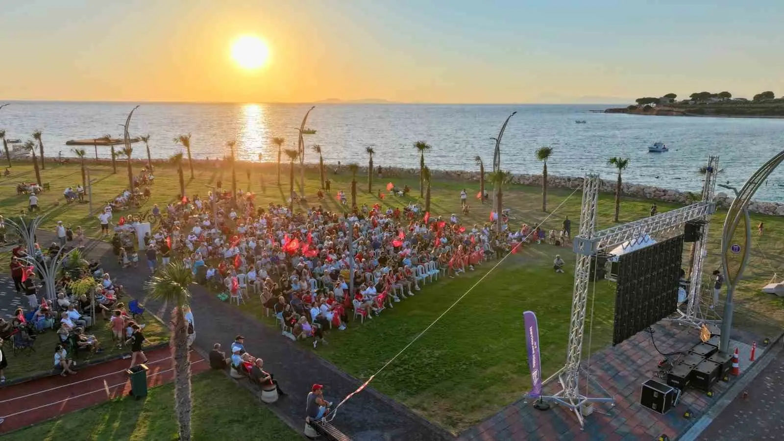 Didim’de voleybol şöleni: Başkan Gençay şampiyonluk sevincini meydanda paylaştı