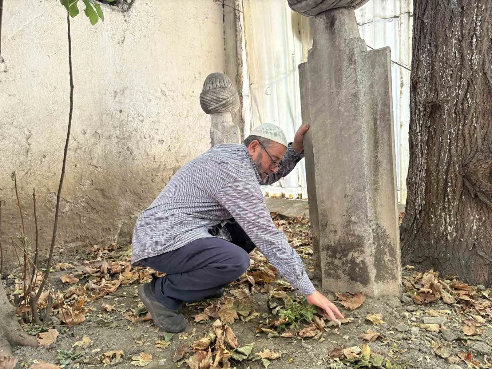 İzmir’in manevi mirası sahipsiz kaldı: Çorakkapı Camii Haziresi’nde iç sızlatan görüntü