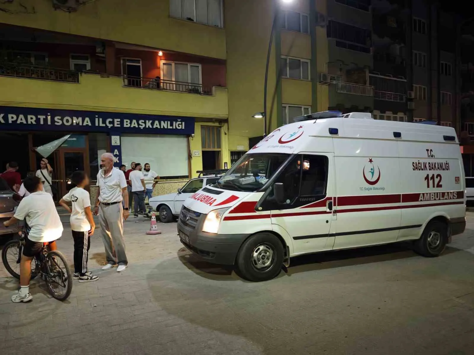 Soma'da Park Halindeki Otomobil Aniden Hızlandı: AK Parti Binasının İçinde Toplantı Salonuna Kadar Daldı