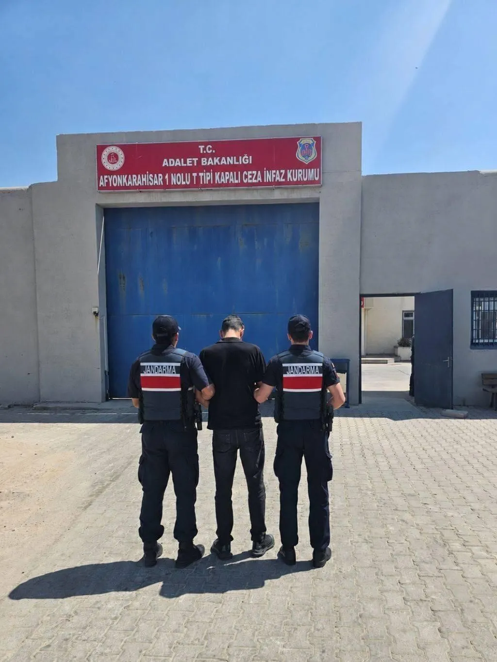 Afyonkarahisar’da Jandarma Operasyonu: Aranan 24 Şahıstan 12’si Tutuklandı