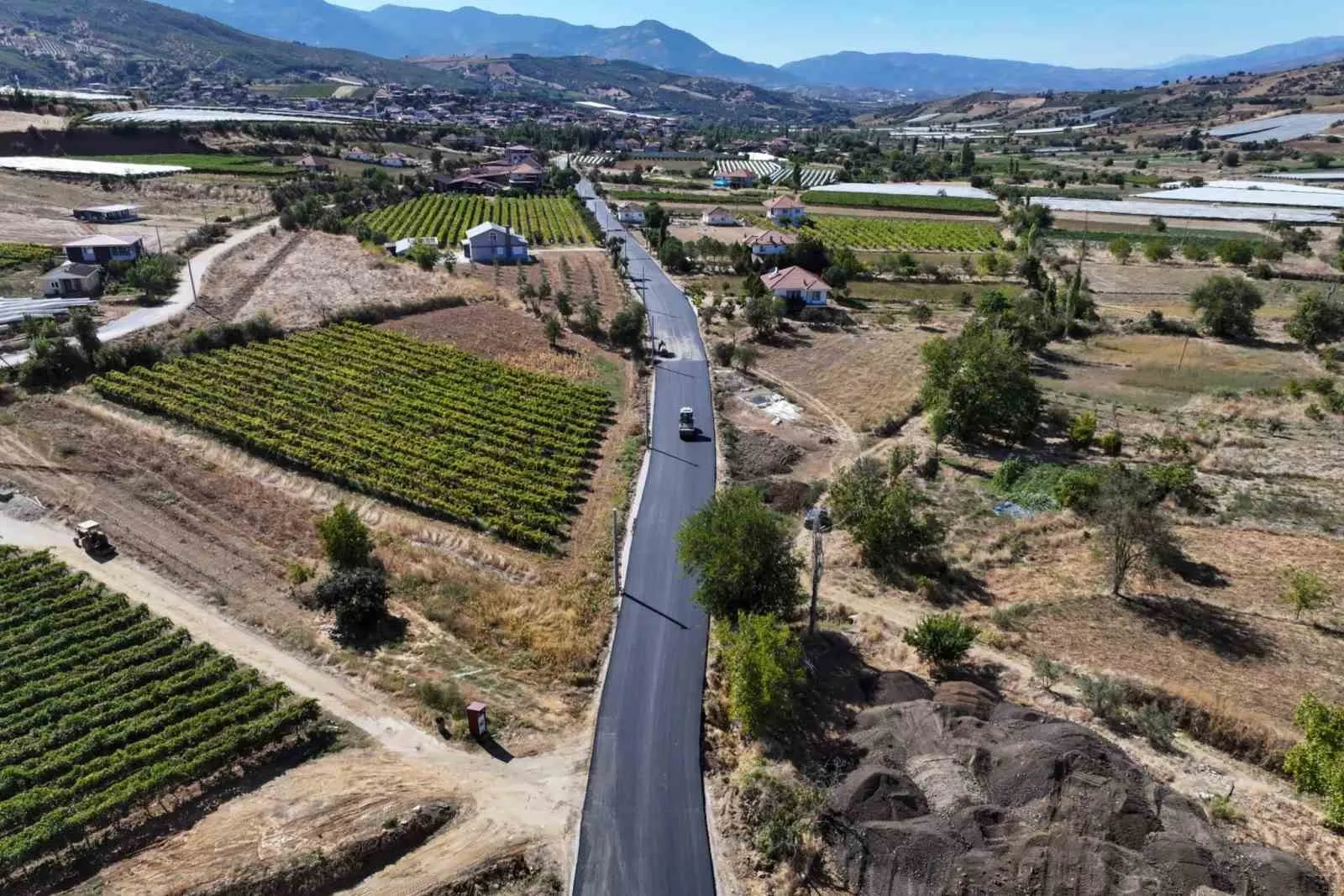 Sarıgöl’de ulaşım seferberliği: 5 mahallenin yolu baştan aşağı yenileniyor