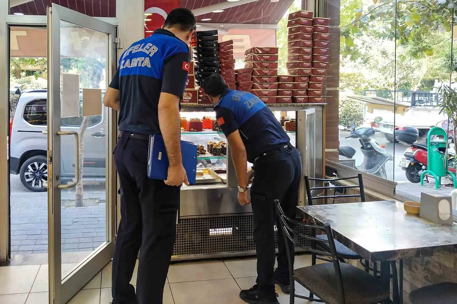 Efeler sofralarındaki güveni denetimle tescilledi: Fırınlarda gramaj ve hijyen mesaisi