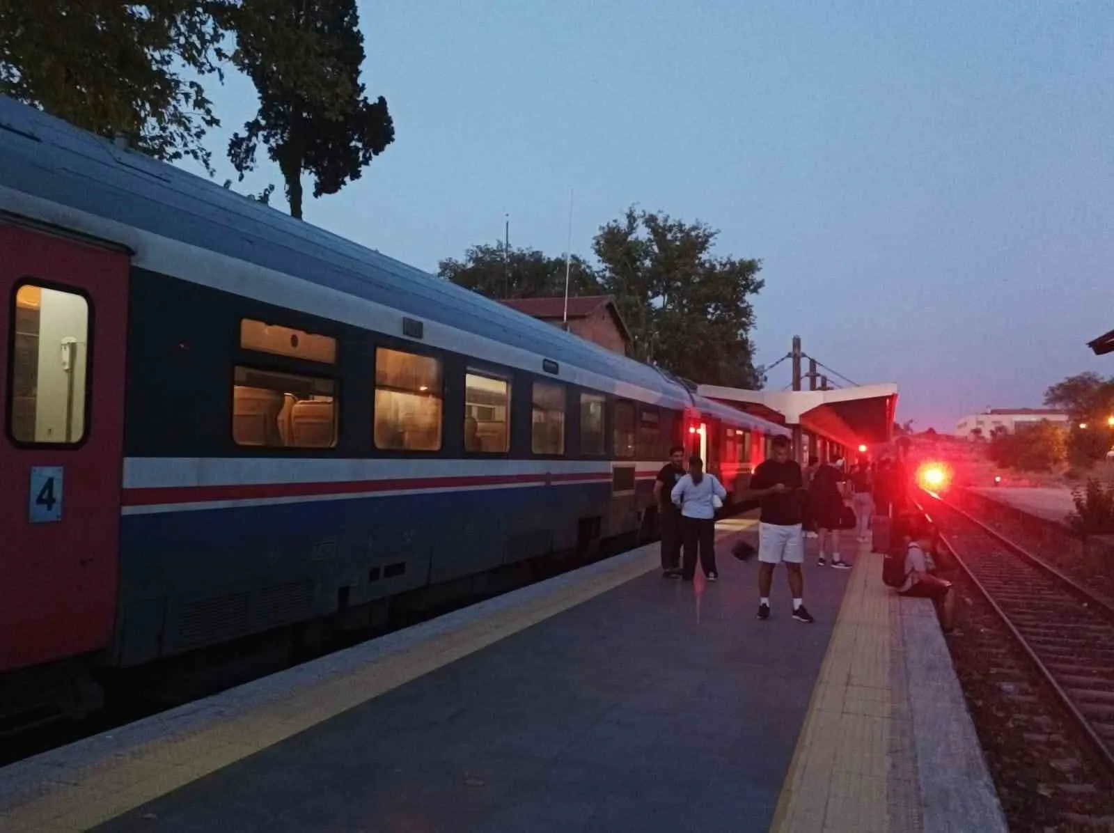 Tren yolcularının kabus dolu saatleri: Motor arızası planları altüst etti