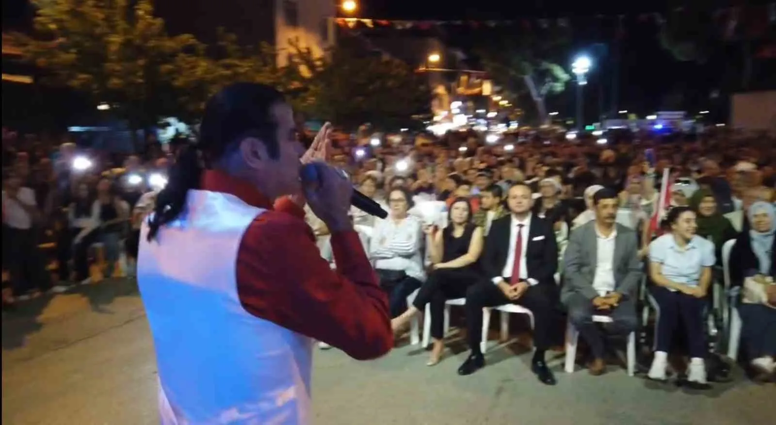 Çivril'de 30 Ağustos Coşkusunda Bir İlk: Başkan Dere, Protokolü Çocuklara Bıraktı